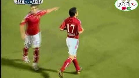 تصفيق جمهور شبيبة القبائل الجزائري لمحمد ابو تريكة Applaudissements des supporteurs JSK aboutrika