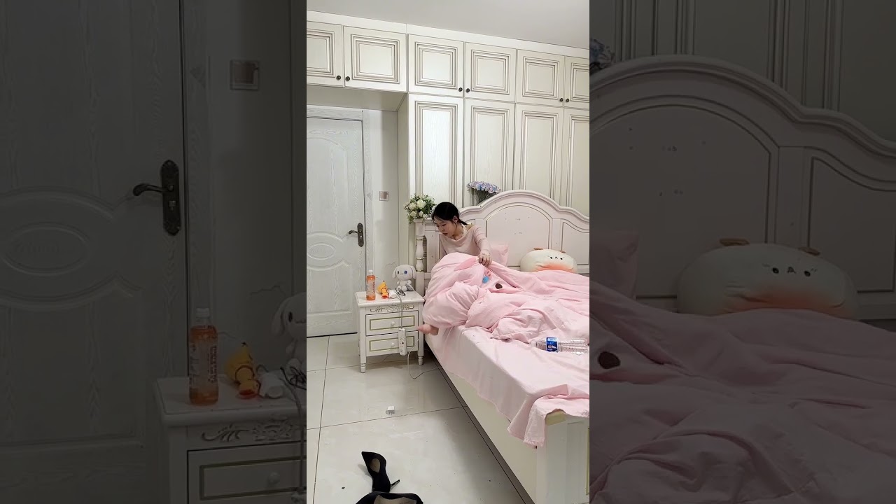 让男友躲在床底配合我整蛊闺蜜！😂#恶搞姐妹 #搞笑 #整蛊 #funny