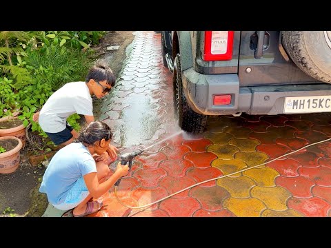 चिखलाने भरलेली THAR गाडी माऊलीने चकाचक धुतली |