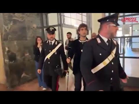 Video Lo studente accoltellato a Milano, Davide Cavallo arriva in tribunale con le stampelle