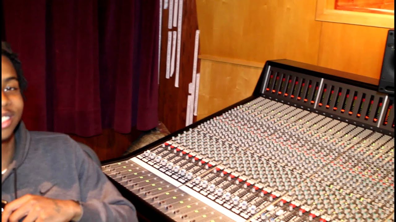 M.I.C IN CHICAGO STUDIO RECORDING SMOKIN LOUD NOW...4