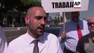 Uber, Cabify drivers block road in Spain to protest new rule screenshot 4