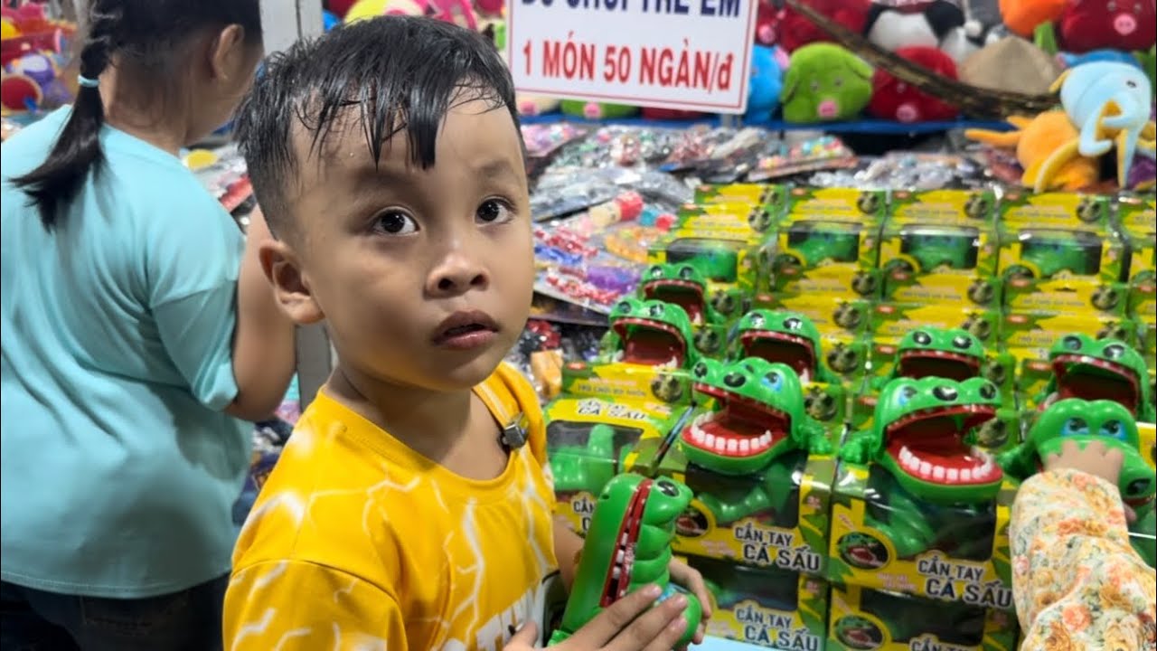 Chuột Được Mẹ Dẫn Đi Hội Chợ Còn Được Mua Cá S.ấ.u Nữa #ngocdieuvlog #chuotdichoihoichoi