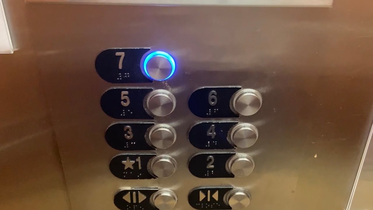 Гидравлические лифты Otis Series 2 HydroAccel HIGH в неустановленном месте в Вестминстере, штат М...