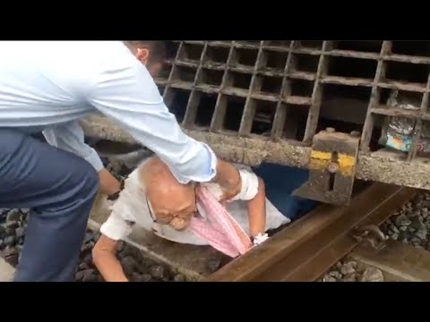 देखिए कल्याण रेलवे स्टेशन पर कैसे इमरजेंसी ब्रेक लगाकर लोको पायलट ने बचाई बुजुर्ग की जान