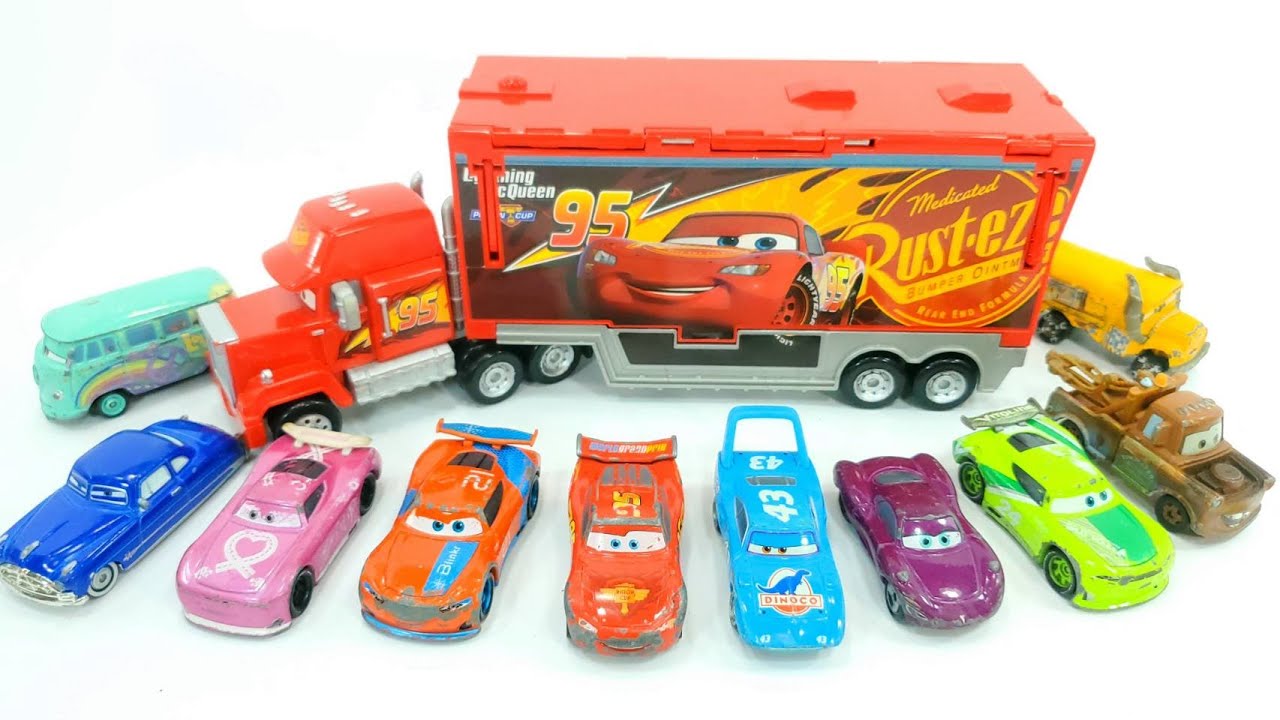 マックトレーラーにライトニングマックイーンたちが入っていきます