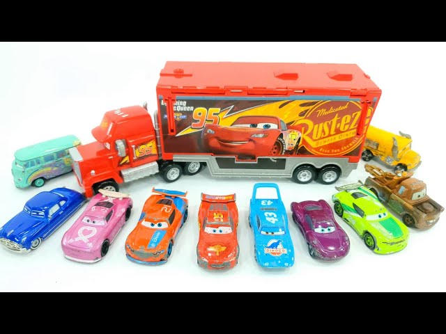 マックトレーラーにライトニングマックイーンたちが入っていきます