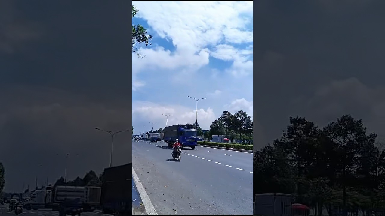 Xe ô tô đi trên đường 