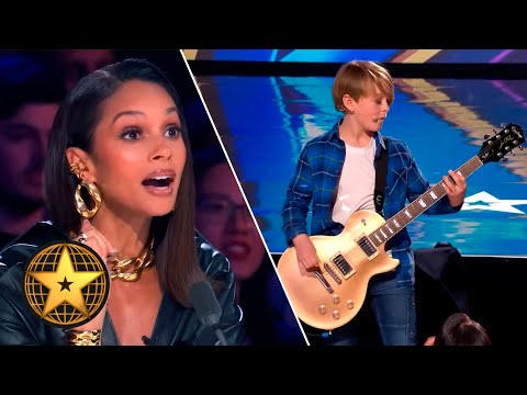 نجم الروك ذو الإحدى عشر عام ا يرج المسرح عازف ا الجيتار وراء ظهره تجارب الأداء  2023