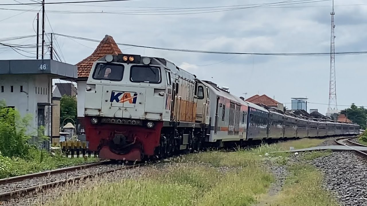 PART 18‼️4 LONG TRAINS CROSSING AT THE RAILWAY CROSSING