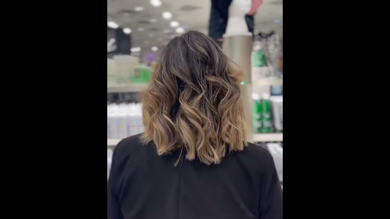 ✨ Curls or straight? Doesn't matter—balayage makes BOTH pop! Our very own @ _saraai.creationss