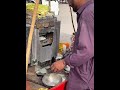 کشور پاکستان شهر کراچی یکی از بهترین نوشیدنی های خیابانی مفید در هوای گرم نیشکر