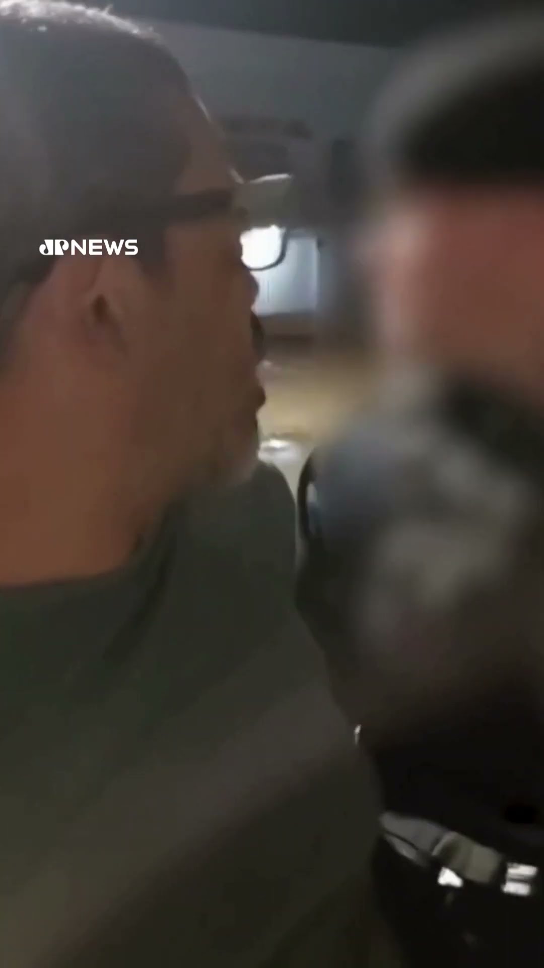 Policial é gravado sendo preso por desacato e violência contra mulher