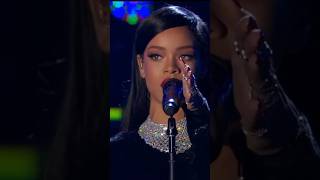 Rihanna Is Absolutely Beautiful ❤️ While Singing Diamonds. Resimi