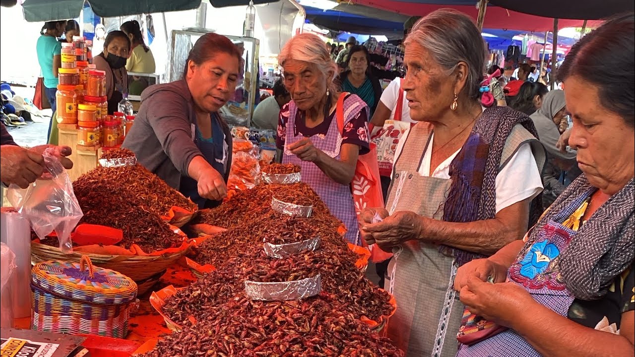 Ejutla de Crespo Oaxaca México / día de tianguis / mercado día jueves / tío oaxaqueño
