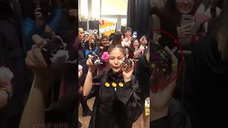 The other members passed on her gift, but Jennie happily accepted it!💕 #jennie #blackpink #blink