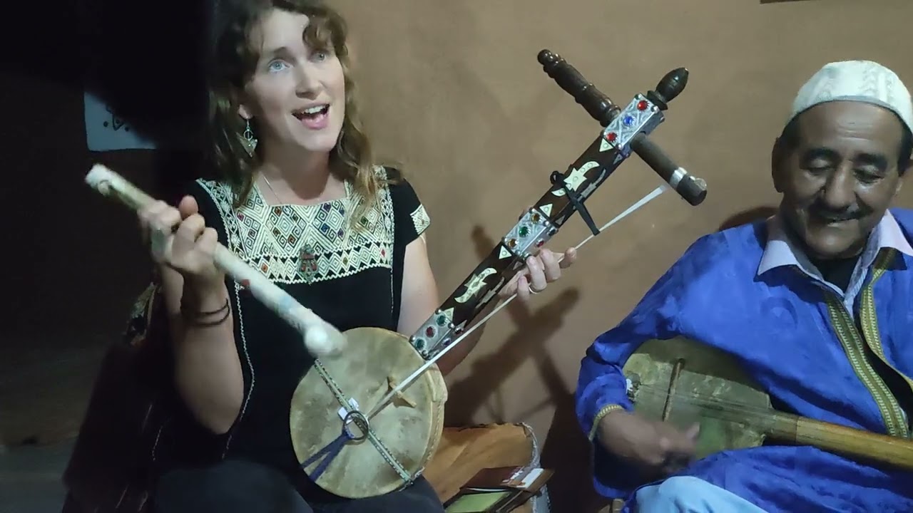 الفنانة الامريكيةKATIE HICKS من مجموعة AZA BAND في جلسة فنية، ديداكتيكية وثقافية بARTIGMMI/AIT MILK