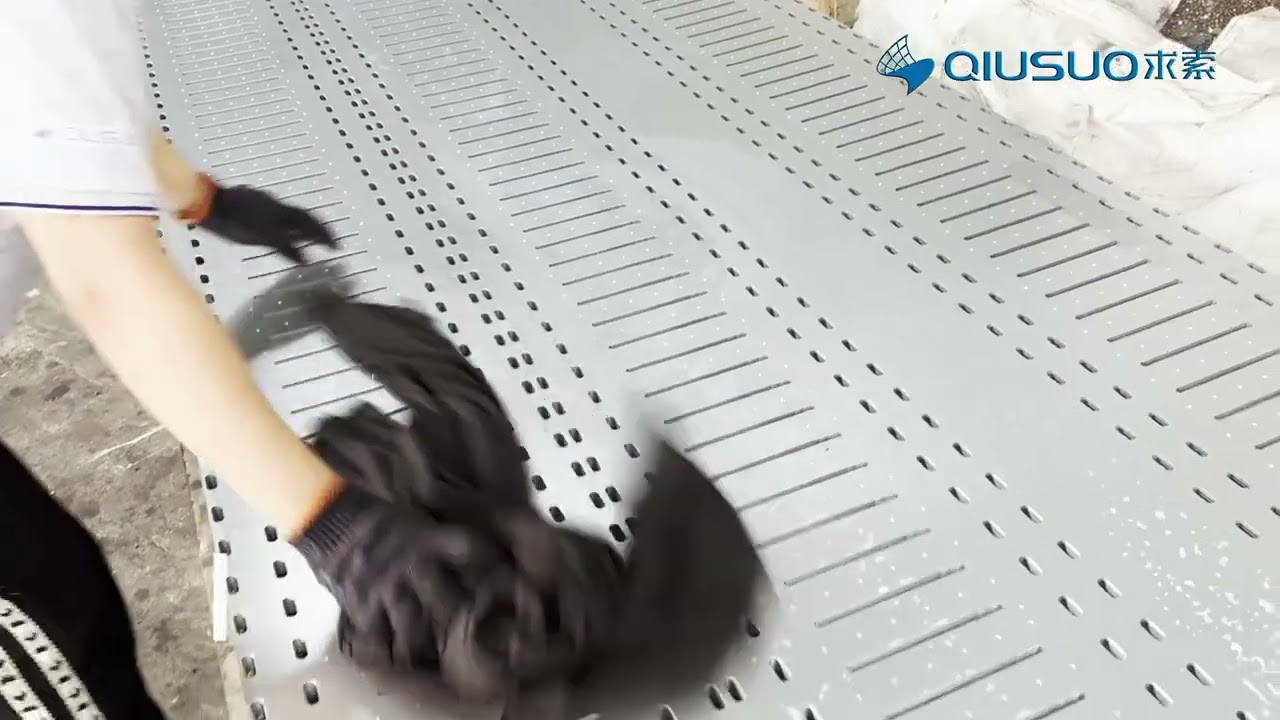 Rhombus-lock and round raising safety grating production