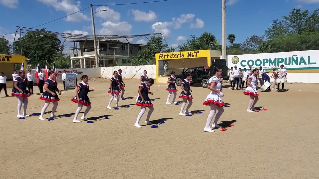 El Batón Ballet de la Escuela Canabacoa participando del desfile municipal de Puñal