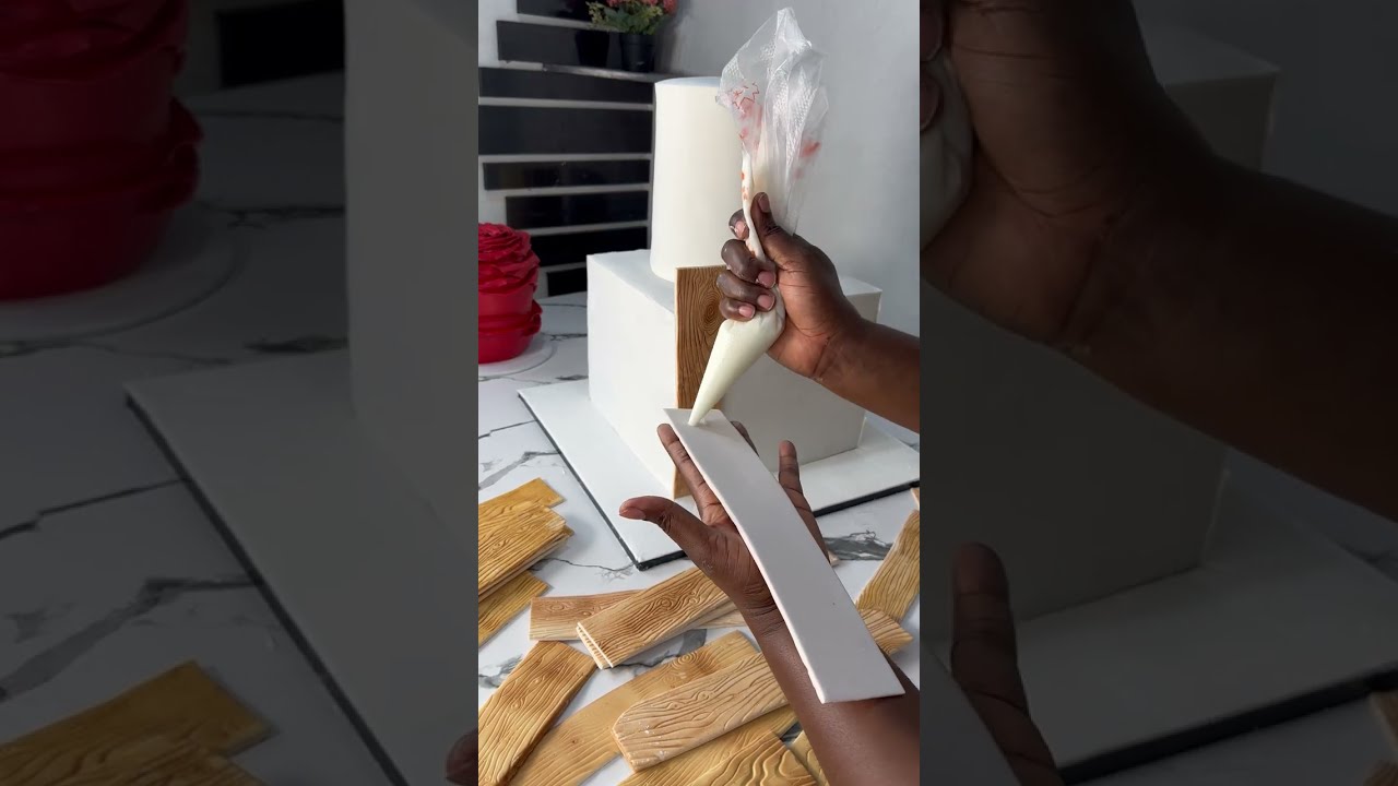 Этот свадебный торт просто великолепен.