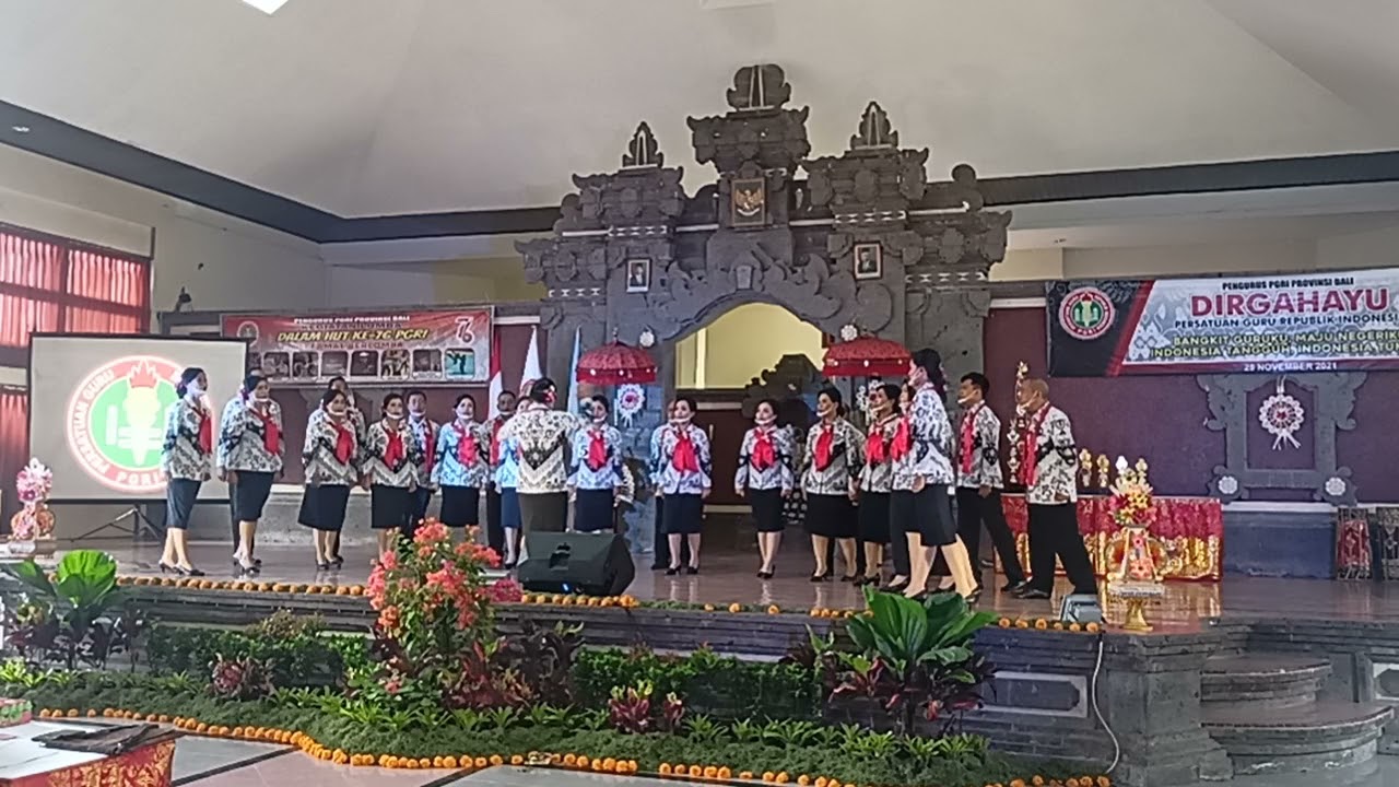 Kontingen PGRI Kab. Gianyar dalam Lomba Paduan Suara HUT PGRI Ke-76 tingkat Provinsi Bali