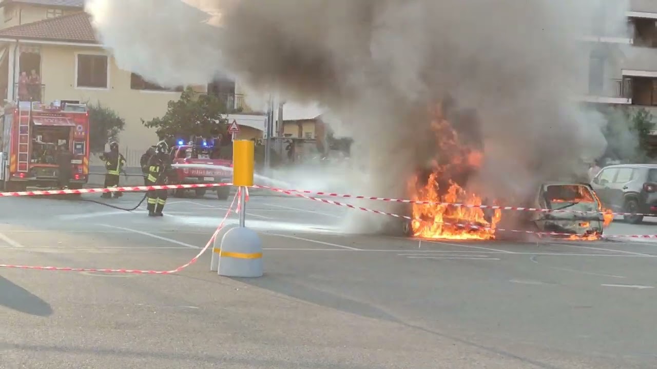 CASTELLAMONTE - intervento vigili del fuoco per incendio auto in piazza