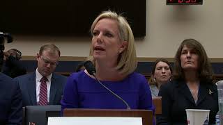 US says asylum-seeking migrants to wait in Mexico