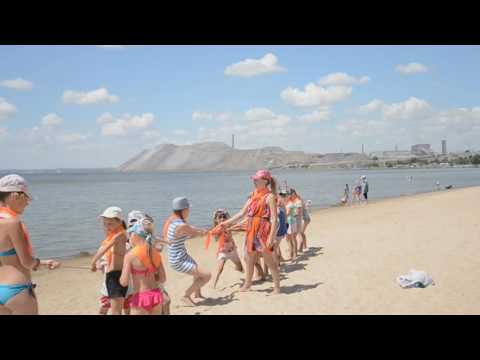 Шлаковая гора ЧАО "МК "Азовсталь". Дети проводят летние каникулы на берегу отравленного моря.