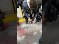 地下鉄で見かけた男性の思いがけない行動
