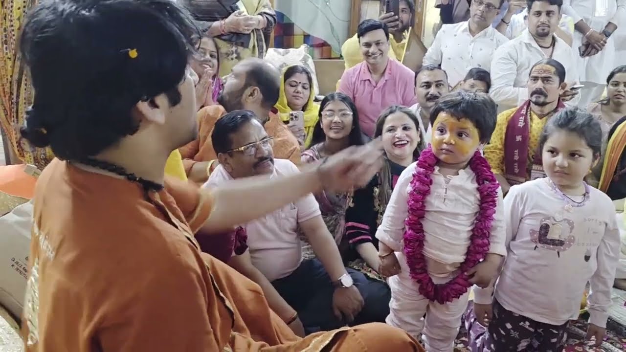 बच्चे का बालाजी की तरह चंदन का श्रृंगार बागेश्वर महाराज श्री ने किया।