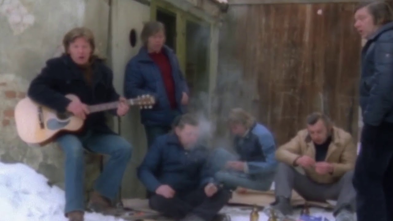 Carl Hjalmby -  I En Liten Skitten Bakgård