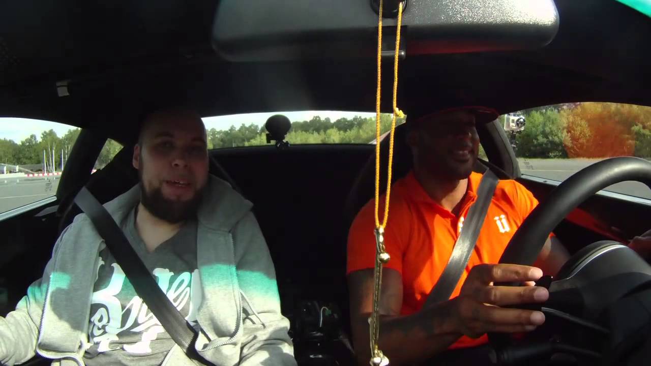 Booba teste une Lamborghini Gallardo sur circuit