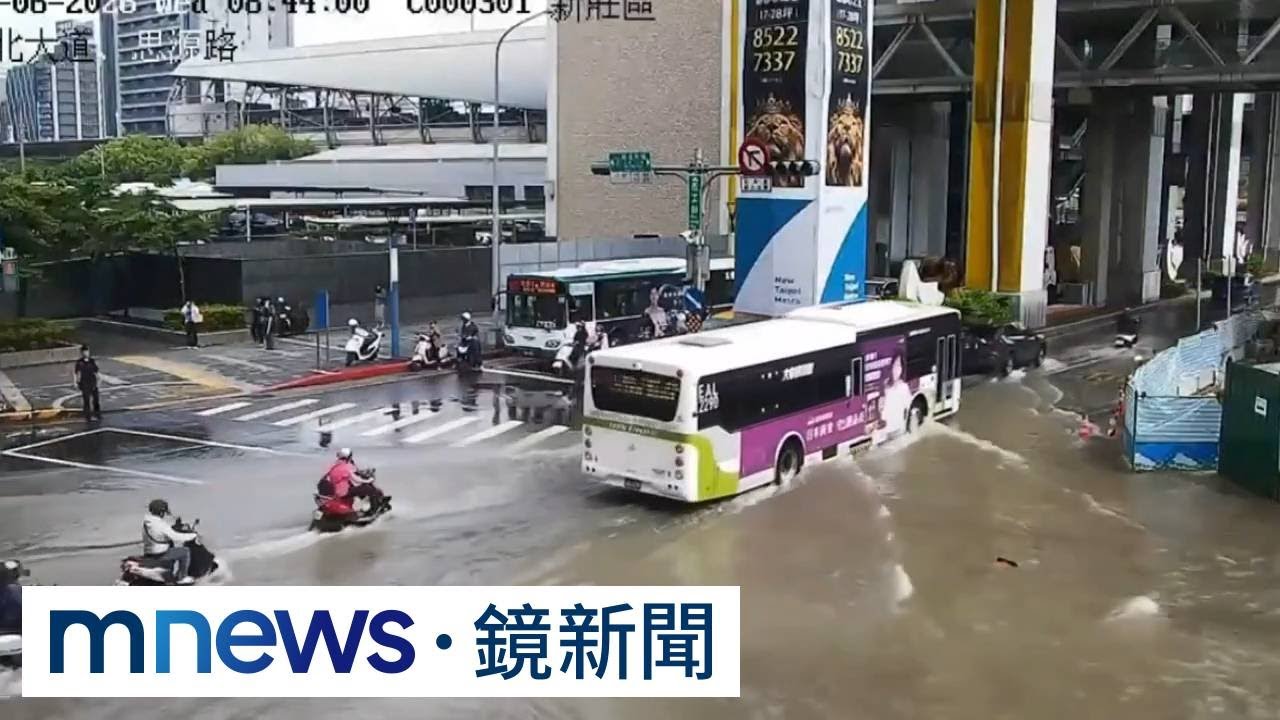 新北大道又淹水！　通勤族酸「騎水上摩托車」｜#鏡新聞