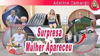 Surpresa no dumpster mulher apareceu enquanto eu pegava as coisas.