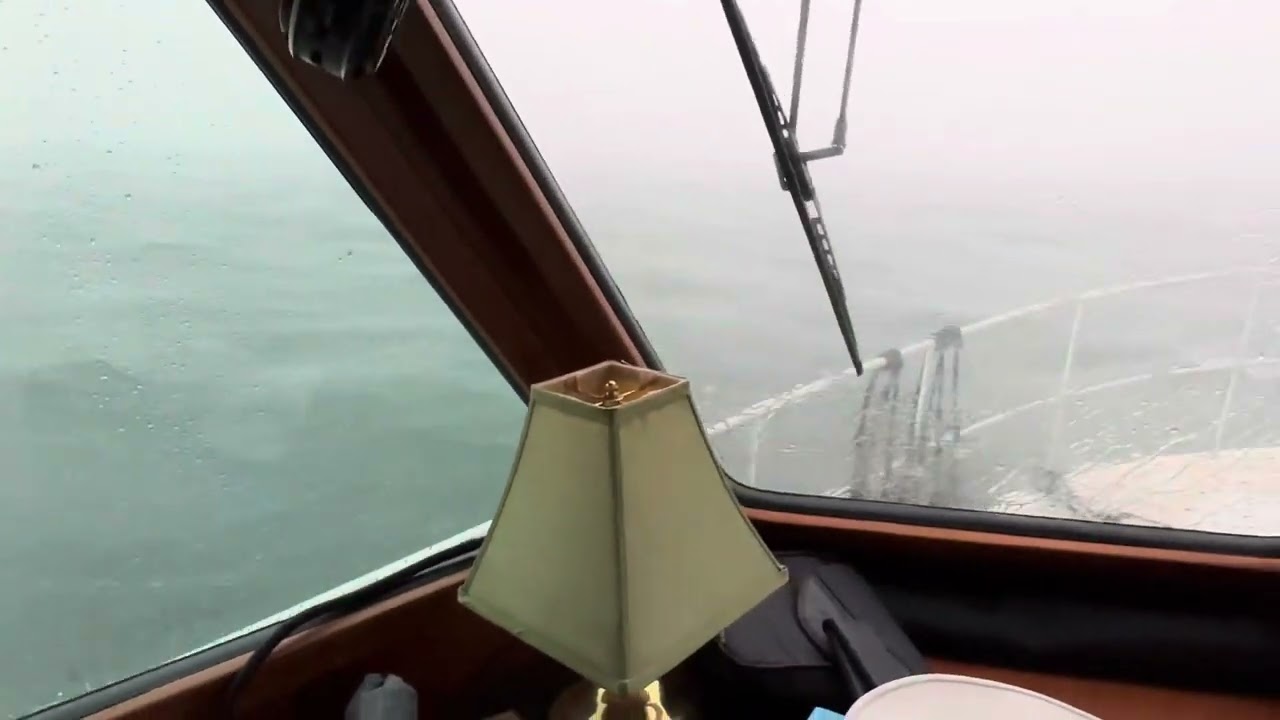 Северный Тихоокеанский 42 направляется в шквал у острова Тетис недалеко от Ледисмита.