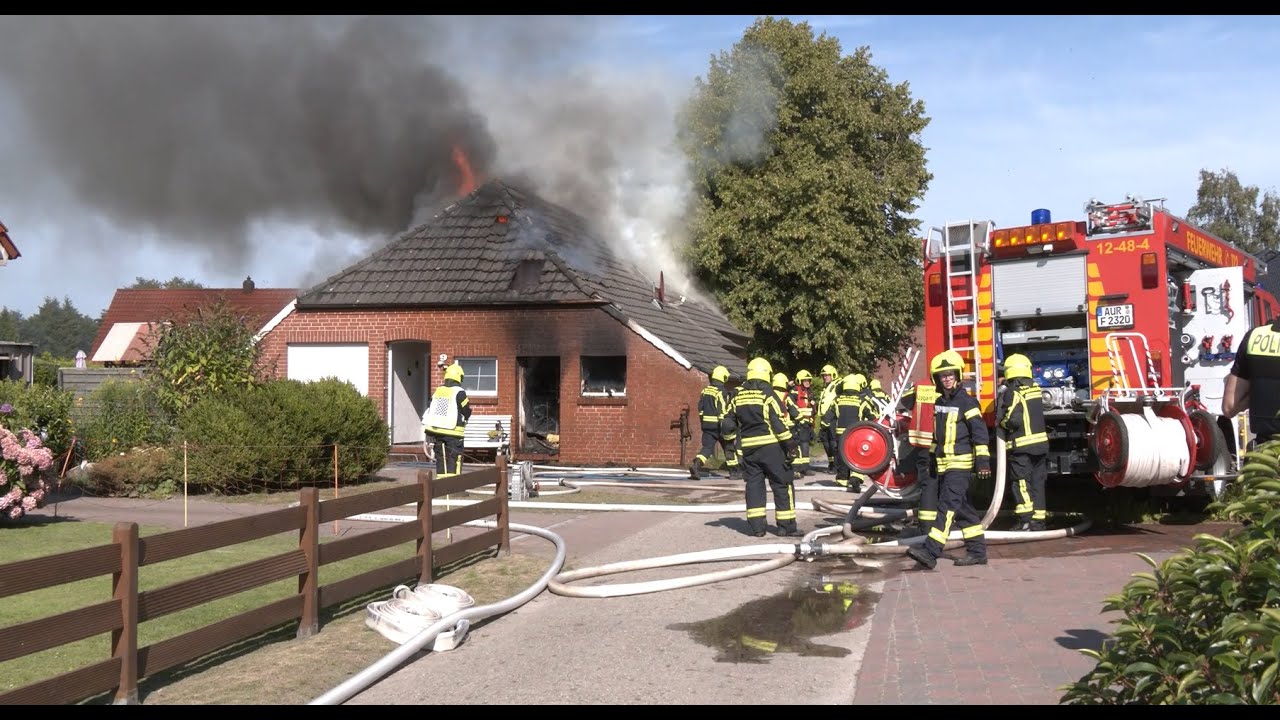 WOHNHAUS GEHT IN FLAMMEN AUF - FAMILIE RETTET SICH INS FREIE