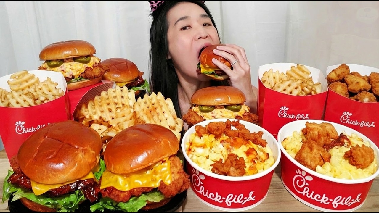 Вкусный и аппетитный мукбанг от CHICK-FIL-A! Сэндвич с курицей в медово-перечном соусе и беконом ...