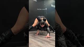 @tabi.lift   #gymgirl #workoutroutine #gymrats #animegirls #thighhighs #thighhighsocks #splits