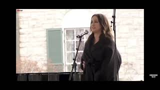 Alanis Morissette Sings 'Rest' At Lisa Marie Presley's Memorial Service At Graceland ❤️💐