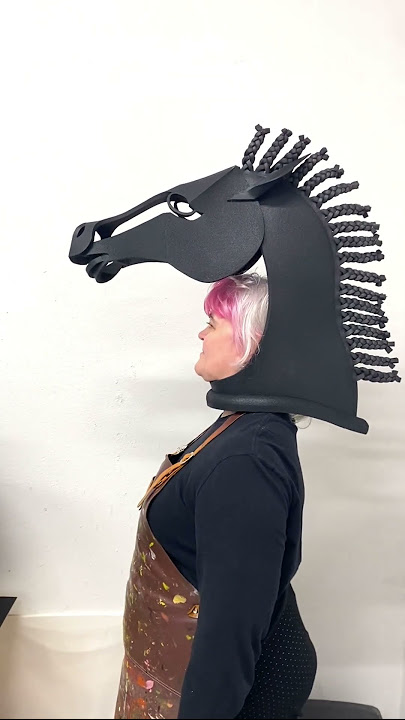 Kepala kuda catur Ksatria Catur Hitam 🐎 buatan Tentacle Studio. #kostum catur #topeng kuda