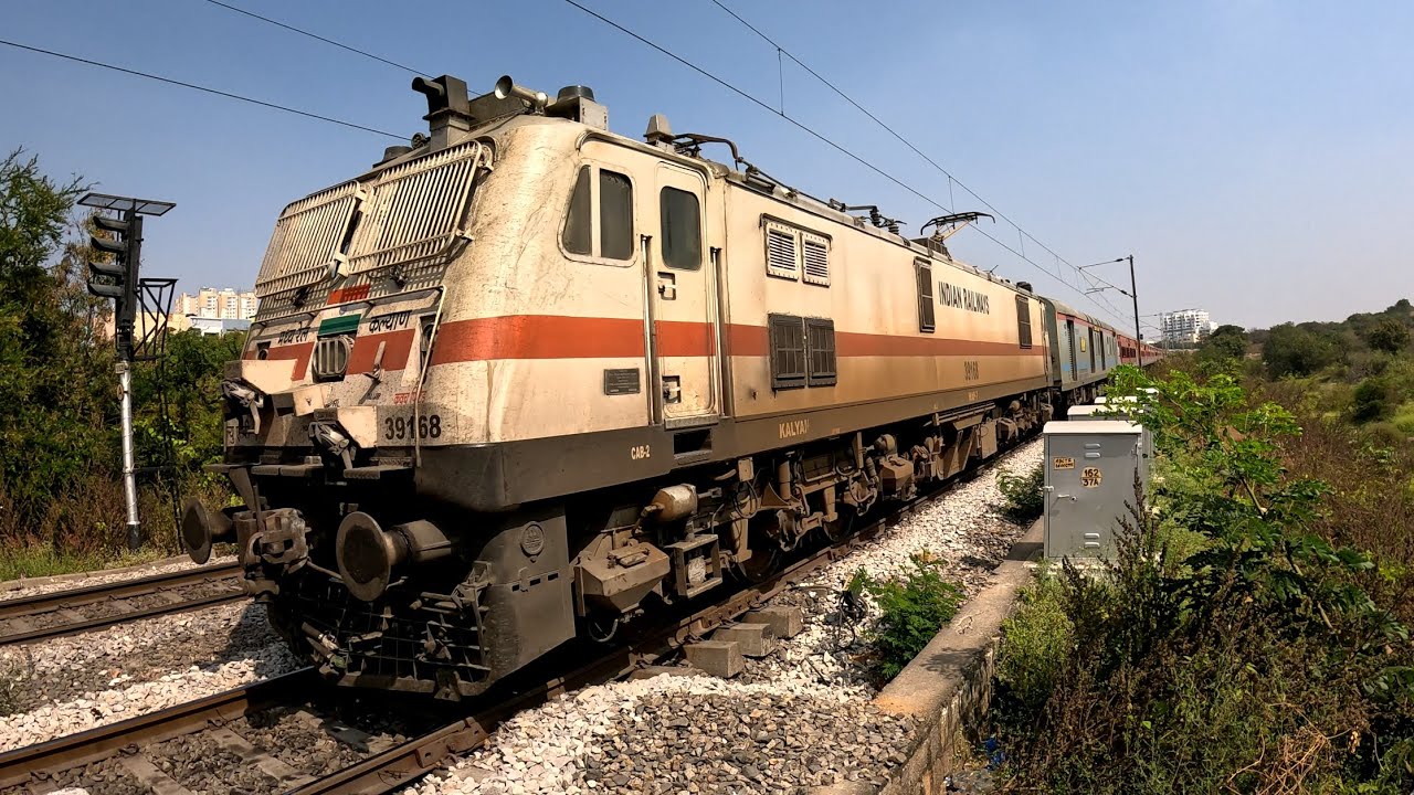KONARK EXPRESS PULLED BY WAP 7 LHB COACHES INDIAN RAILWAYS BHUBANESHWAR - MUMBAI CSMT 
