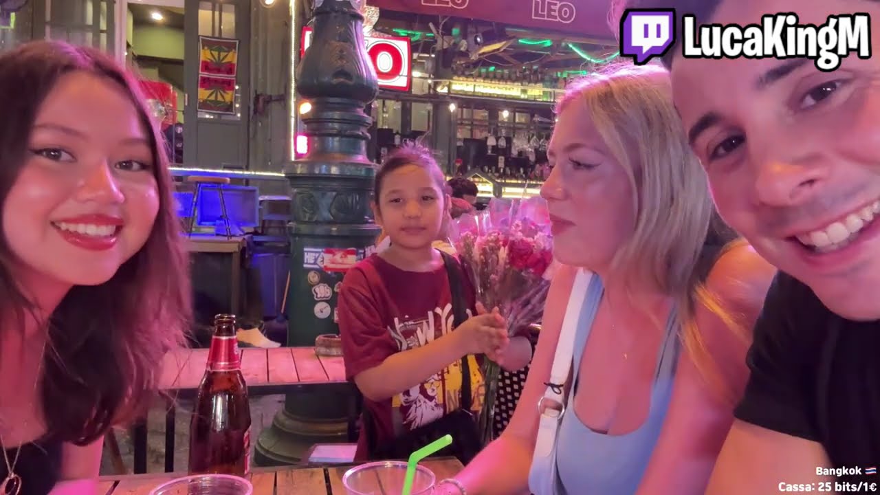 LucaKingM alle prese con delle turiste a Bangkok