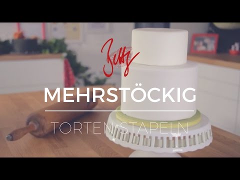 Hallo ihr Lieben, zur standesamtlichen Trauung meiner Schwester gab eine hübsche Naked Cake mit Butt. 