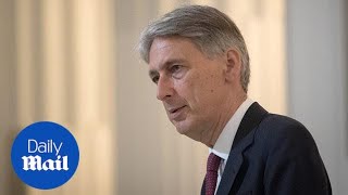In 90 seconds: Philip Hammond on Brexit talks - Daily Mail screenshot 5