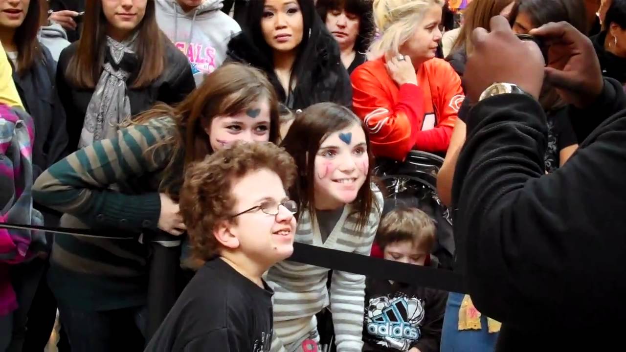 "Keennan Cahill at the Mall" - Keenan Interacts With His Fans After His Performance Part2.