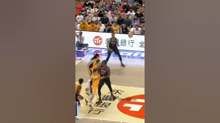 Dwight Howell with the no look pass