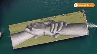 Giant hand-holding mural floats around Istanbul Resimi