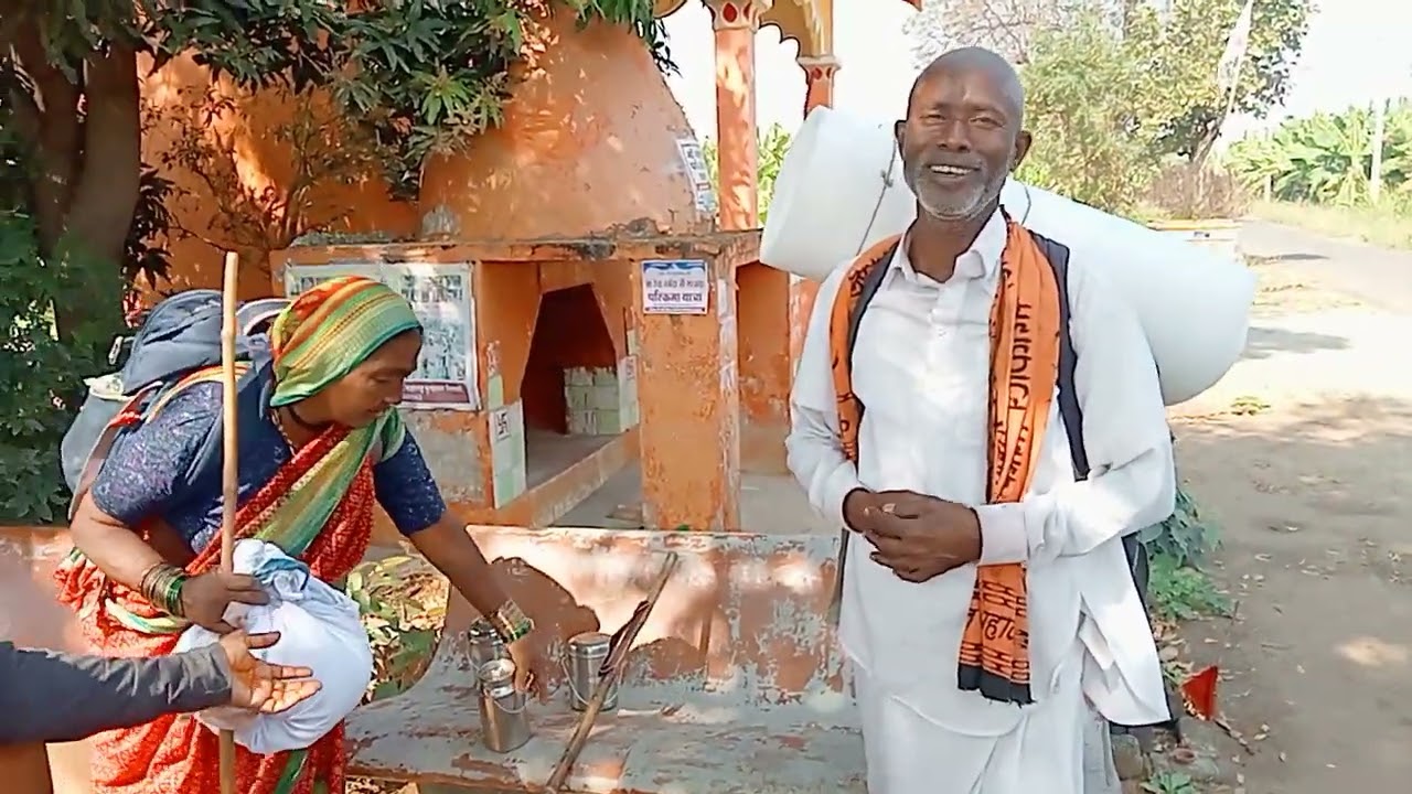 नर्मदापरिक्रमा में महाराष्ट्र अकोला जिले के गांव चितलवाडी से माई की परिक्रमा का आनंद लेते हुएमहाराज 