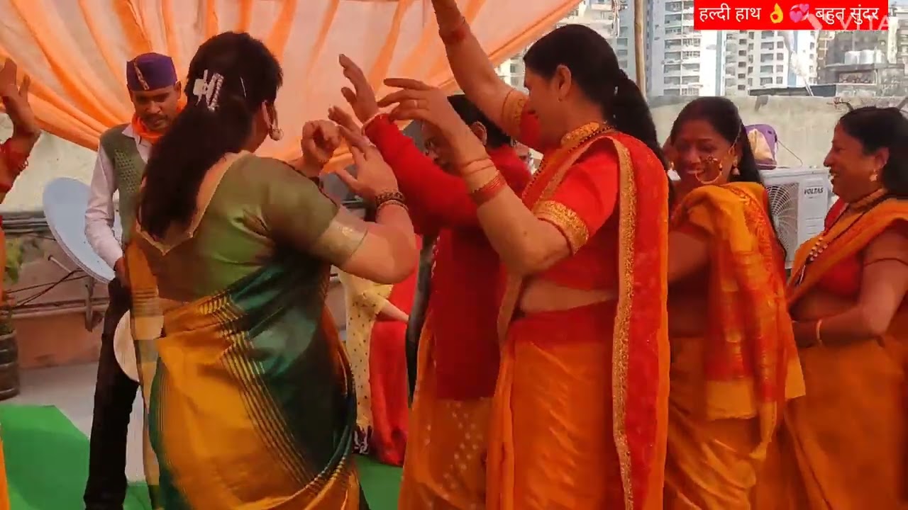 बहुत सुंदर गढ़वाली ढोल के साथ हल्दी हाथ में। ग़ज़ब का डांस। देखने को मिला।👌💃💃👌💞💞💞💞💞
