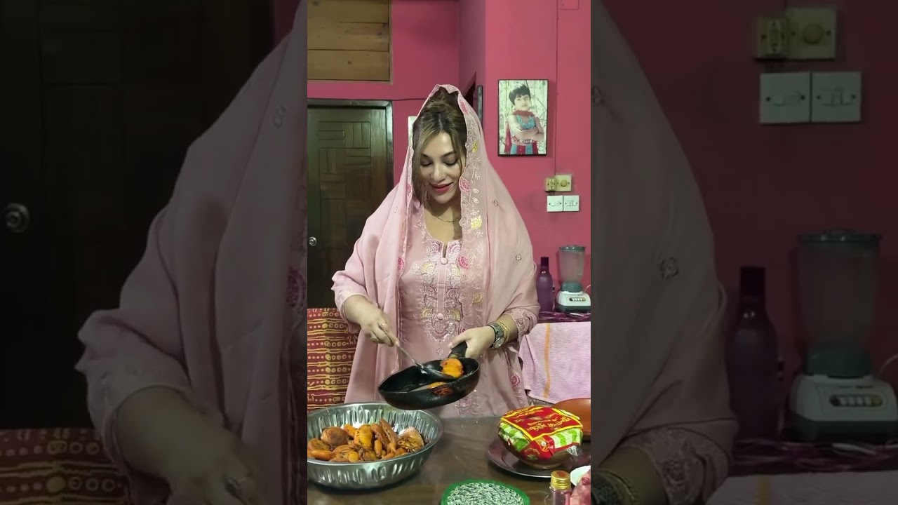 ইফতারে মা মেয়ের সাংসারিক আলাপচারিতা।